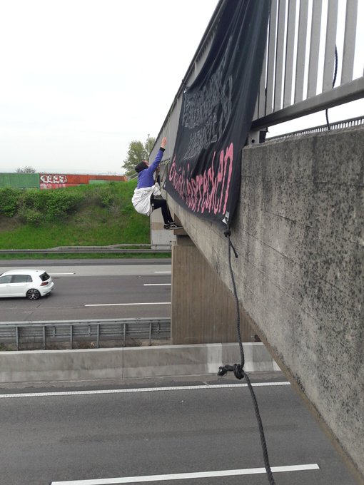 Abseilaktion über der A3 Wiesbadener Kreuz bei Wallau zum Prozessauftakt gegen Abseil-Aktivistis