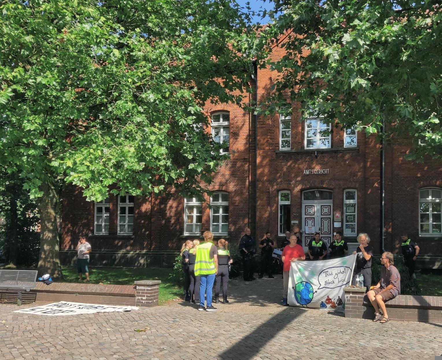 Kundgebung vorm Amtsgericht Achim, Bäume links und rechts